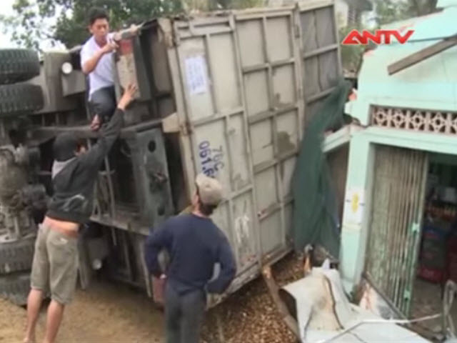Video An ninh - Xe tải lật nghiêng, lao vào 3 nhà dân