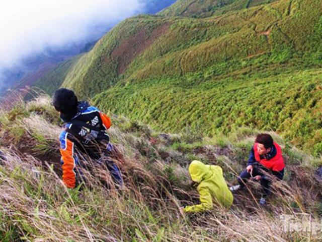 Dân phượt rủ nhau lên “lưng khủng long“ Tà Xùa săn mây