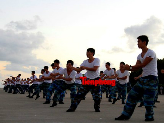 Võ thuật - UFC - Quyền Anh - Cận cảnh lính Trường Sa luyện võ lúc tinh mơ