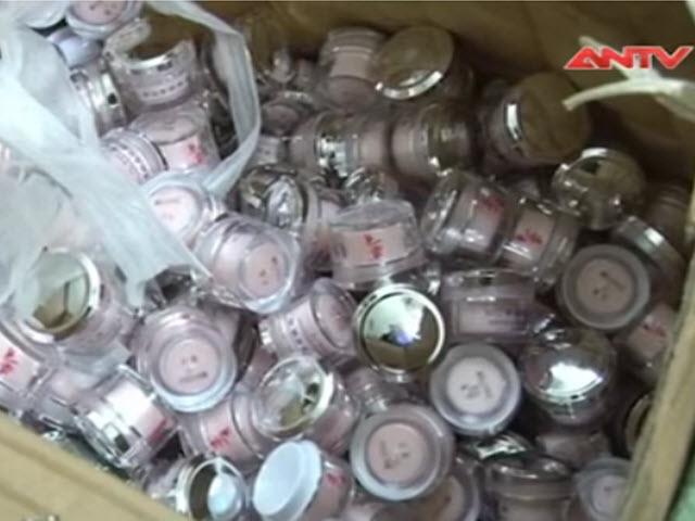 Video An ninh - Bắt xe chở mỹ phẩm lậu “trà trộn” vào nội địa