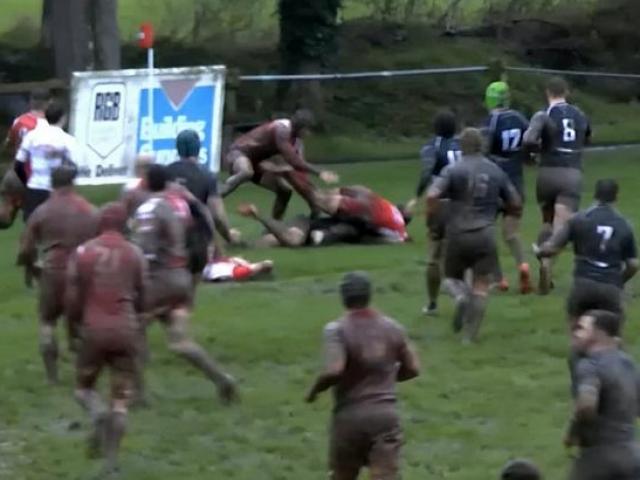 Thể thao - Sân bùn, bóng bẩn: Đã ăn mừng hụt, còn bị đòn đau