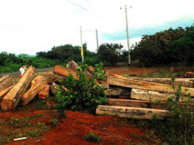 Tin tức trong ngày - Chủ tịch huyện cải trang "vi hành", 3 cán bộ bị kỷ luật