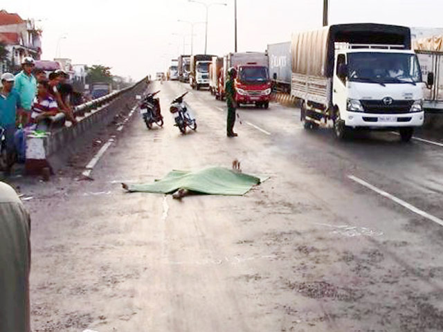 Tin tức trong ngày - TPHCM: Truy tìm phương tiện cán chết người đi bộ qua đường