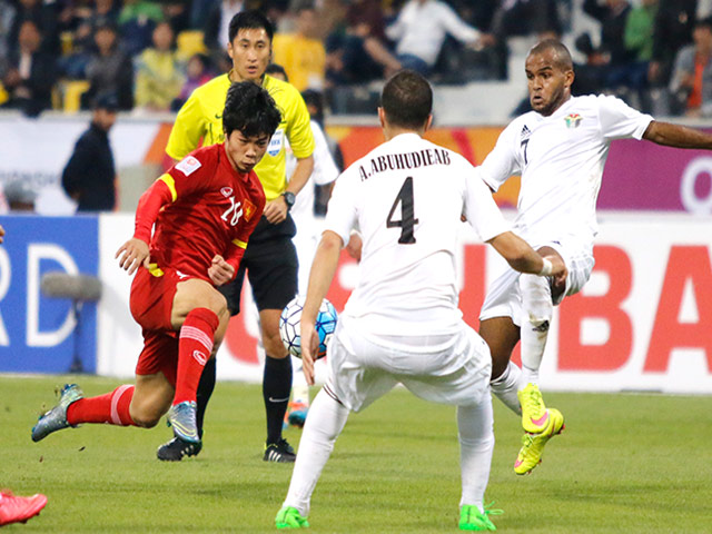 Bóng đá - U23 VN: Công Phượng "vùng vẫy" trước hàng thủ Jordan