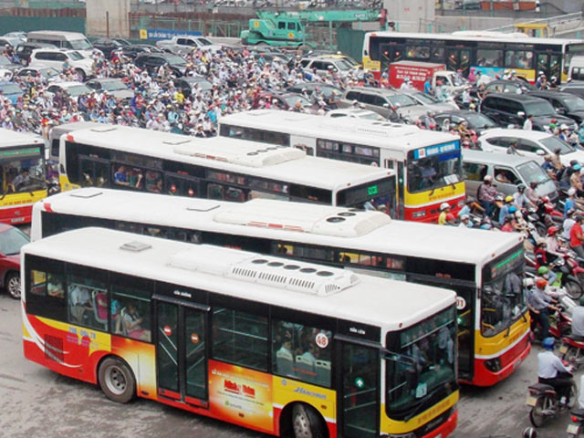 Tin tức trong ngày - Bỏ xe cá nhân, dân đi lại bằng gì?