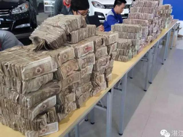Thế giới - TQ: Mang nửa tấn tiền lẻ đi mua ô tô