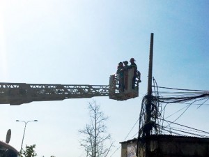 Tin tức trong ngày - Nín thở giải cứu thanh niên “làm xiếc” trên trụ điện