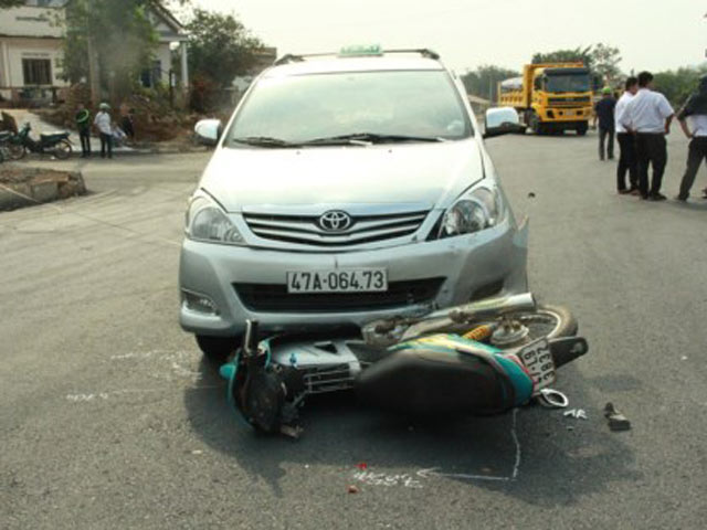 Tin tức trong ngày - Người phụ nữ bị taxi tông, kéo lê gần 30m
