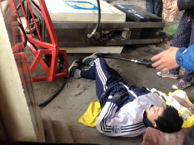 Tin tức trong ngày - HN: Ô tô bất ngờ húc đổ cây xăng, đè nam sinh gãy chân