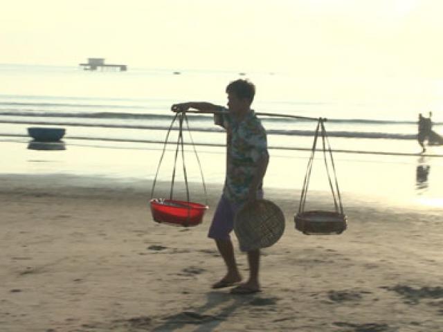 Phim - Xuân Bắc bất ngờ... gánh cá đi bán dạo trên biển
