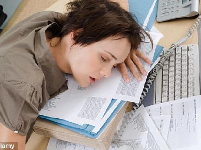 Sức khỏe đời sống - Cách thức giúp "chiến thắng" cơn buồn ngủ trong giờ làm