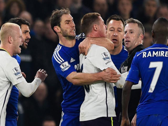 Bóng đá - Trọng tài Ngoại hạng Anh liên tục "bóp méo còi"