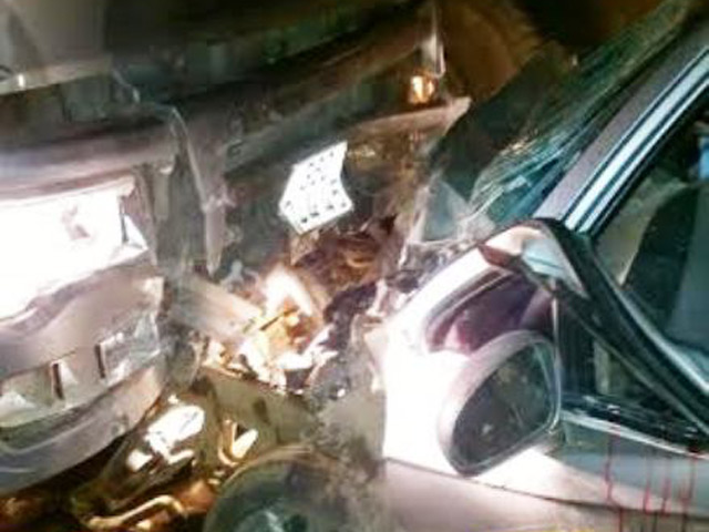 Tin tức trong ngày - Tông trực diện đầu xe tải, 4 người trên ô tô nhập viện