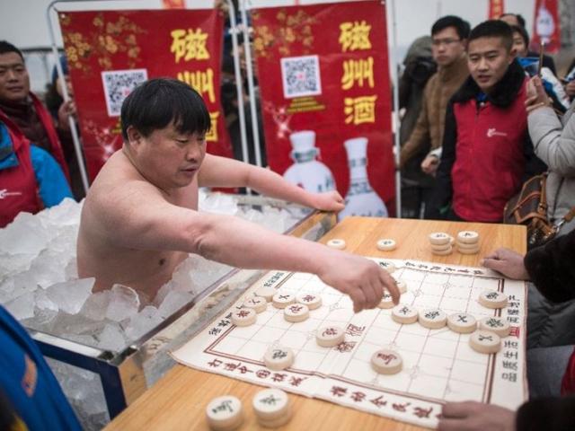 Thế giới - TQ: Mặc quần bơi đứng trong thùng đá lạnh chơi cờ