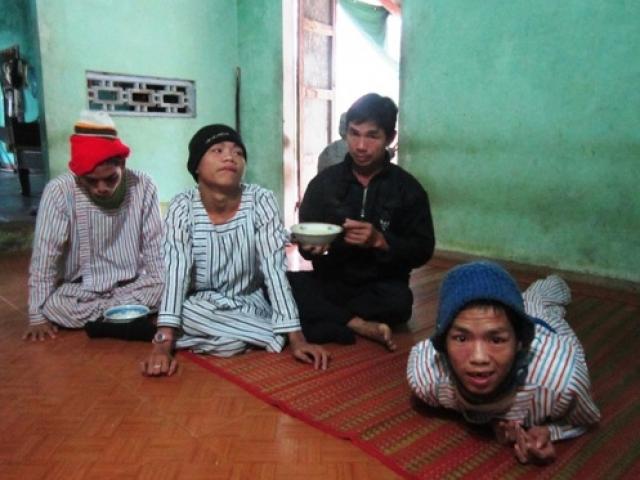 Bạn trẻ - Cuộc sống - Xót xa vợ chồng già nuôi 3 con bị chất độc màu da cam