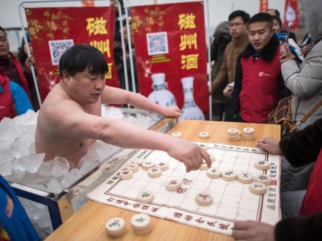 Thể thao - TQ: Mặc quần bơi đứng trong thùng đá lạnh chơi cờ