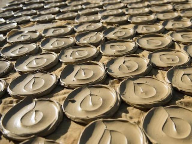 Phi thường - kỳ quặc - Cận cảnh những chiếc bánh ngon miệng làm từ... bùn đất