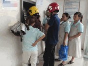 Tài chính - Bất động sản - Lo quá tải ATM, mang tiền đến nhà máy trả lương