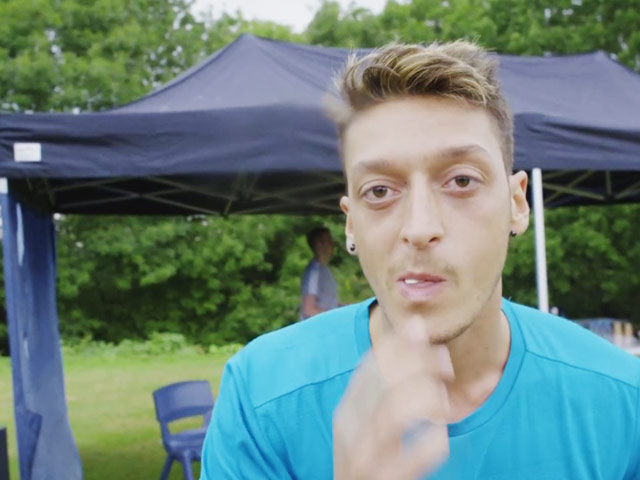 Bóng đá - Ozil nhổ kẹo cao su đi rồi ...nhai lại