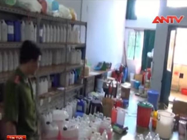 Video An ninh - Hãi hùng 2 cơ sở đổ hóa chất lạ sản xuất siro ở TP.HCM