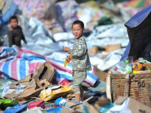 Thế giới - Ảnh: Những em bé chân trần giữa bãi rác ở TQ