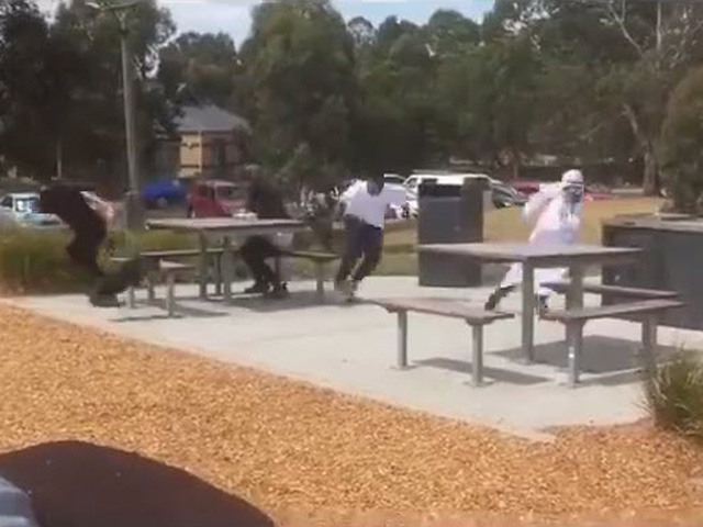 Cười 24h - Clip hài: Khủng bố "ném bom" gây náo loạn trên phố