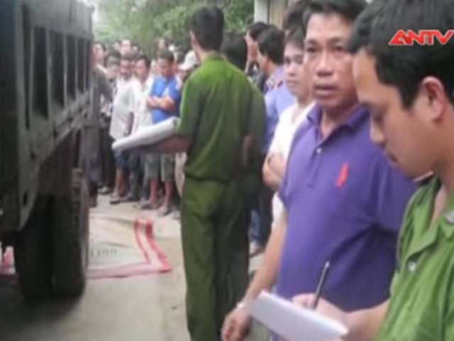Video An ninh - Đâm vào xe tải, bé gái tử vong trên đường đi học về