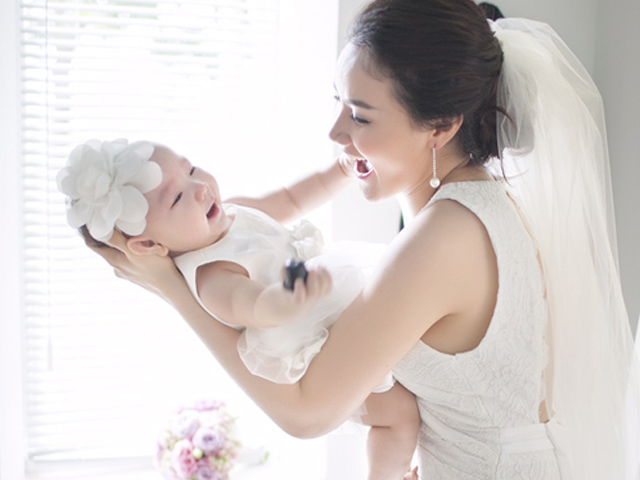 Người mẫu - Hoa hậu - Con gái Trang Nhung 'chung vui' trong ảnh cưới bố mẹ