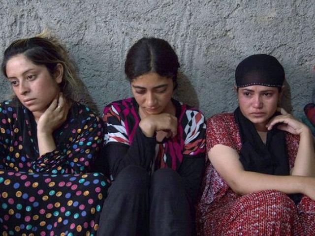 Thế giới - IS bày trò cưỡng bức 10 lần để... cải đạo phụ nữ