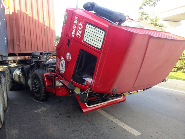 Tin tức trong ngày - Container "gãy đầu" sau va chạm, giao thông tê liệt