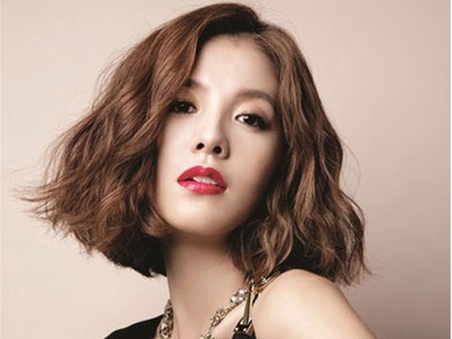 Bí quyết làm đẹp - Mẹo cực hay: Lấy tất cũ để làm xoăn tóc