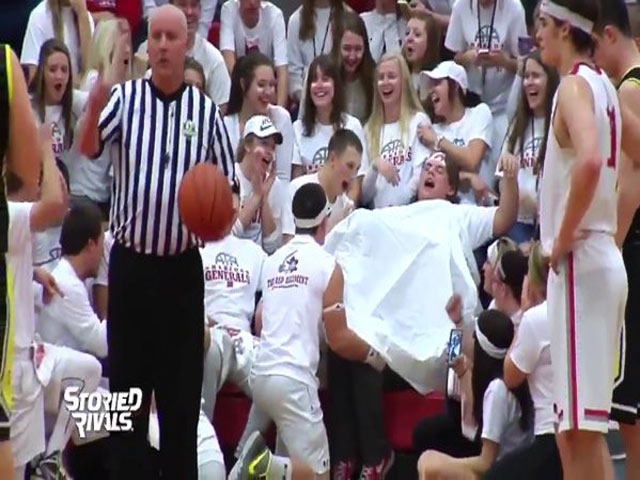 Thể thao - Vui nhộn ca "đỡ đẻ" nơi sân bóng rổ