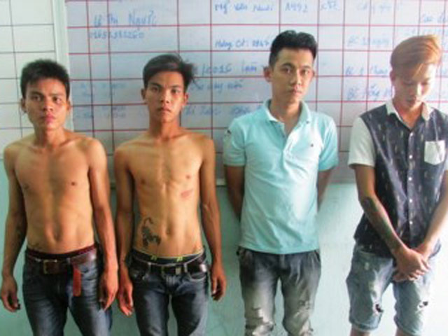 Pháp luật - Bốn thanh niên hiếp dâm thiếu nữ bị công an bắt tại trận