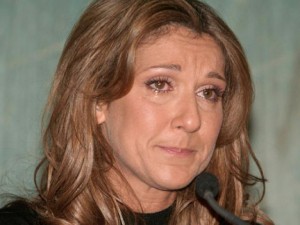 Đời sống Showbiz - Celine Dion tháo nhẫn cưới, rơi lệ vĩnh biệt chồng