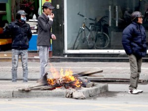 Tin tức trong ngày - Chuyên gia khuyến cáo dùng báo để giữ nhiệt chống rét