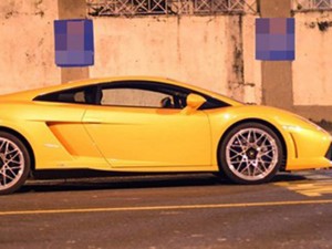 Ô tô - Xe máy - Lamborghini phải xếp xó vì bị xe ngựa chiếm đường