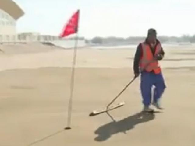 Thể thao - Golf trên cát: Môn thể thao siêu lạ