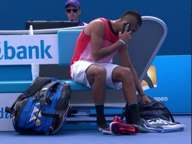 Thể thao - "Trai hư" tennis ngang nhiên nghe điện thoại lúc thi đấu