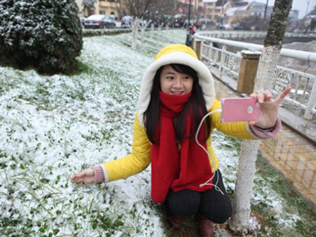 Tin tức trong ngày - Sa Pa: Du khách đổ ra đường chơi đùa, "check in" cùng tuyết