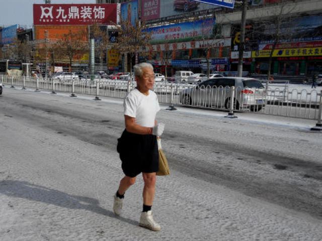 Thế giới - TQ: Cụ ông 80 mặc phong phanh chạy dưới trời lạnh âm độ