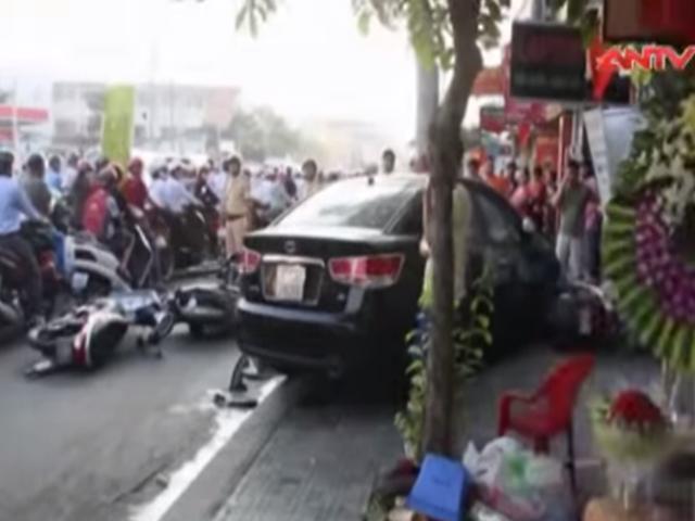 Video An ninh - Tài xế ngủ gật đạp nhầm chân ga, 6 người nhập viện