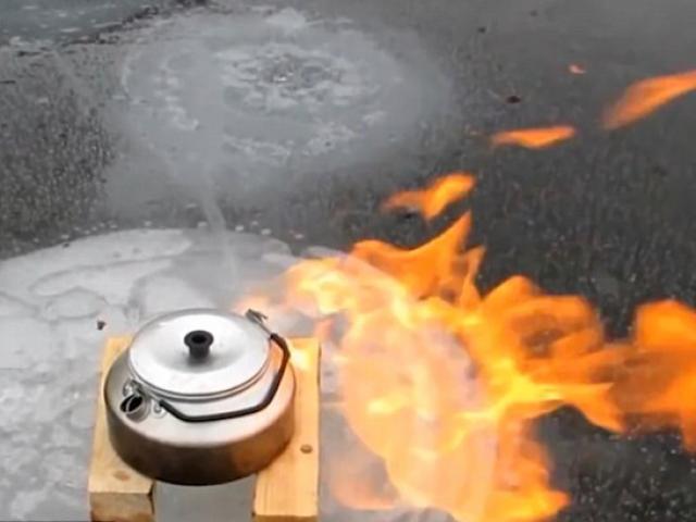 Thế giới - Video: Cách đun sôi nước trên hồ đóng băng