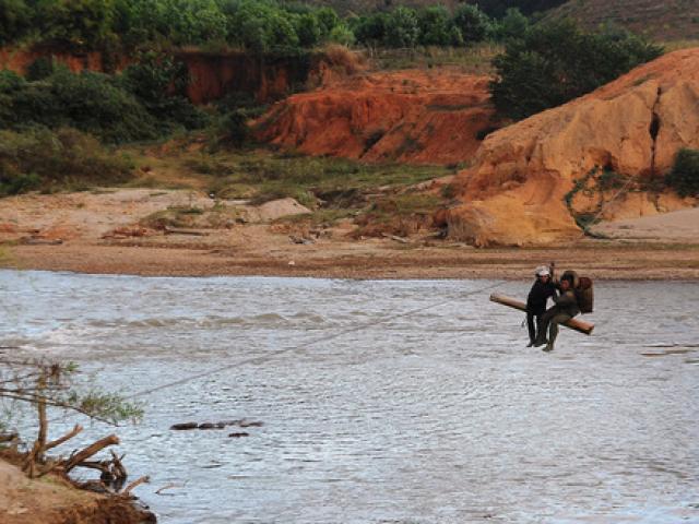 Tin tức trong ngày - Có cầu tạm, dân vẫn "liều mình" đu dây vượt sông