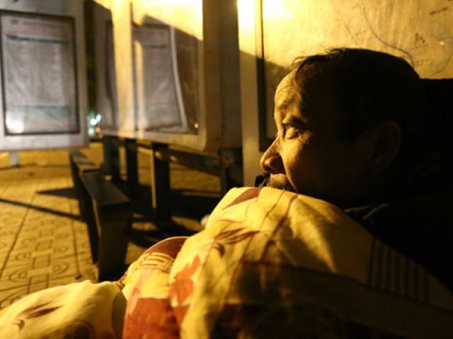 Hà Nội: Người vô gia cư co ro trong đêm rét kỷ lục