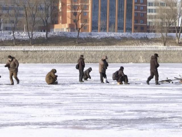 Video: Dân Triều Tiên đục lỗ sông băng bắt cá