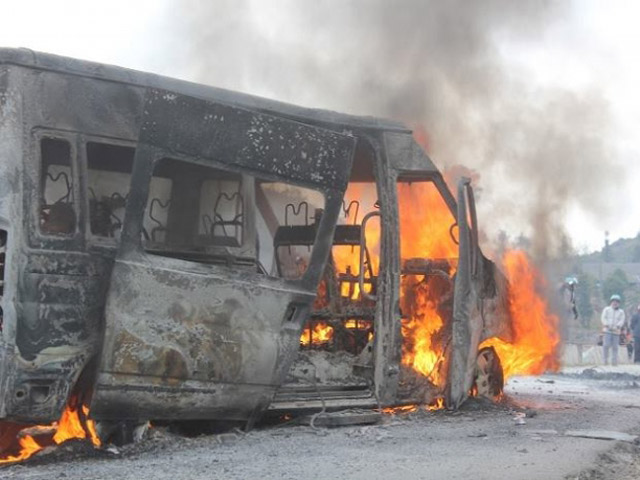 Tin tức trong ngày - Ô tô 16 chỗ cháy trơ khung trên "núi tuyết" Hà Giang