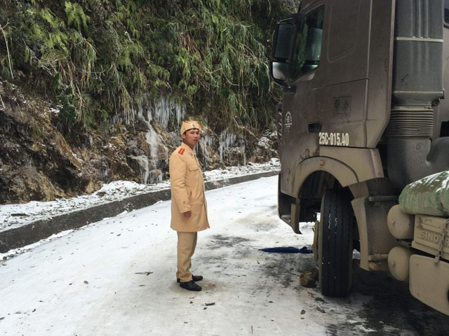 Tin tức trong ngày - Quốc lộ 4D tiếp tục "tê liệt" trong băng tuyết