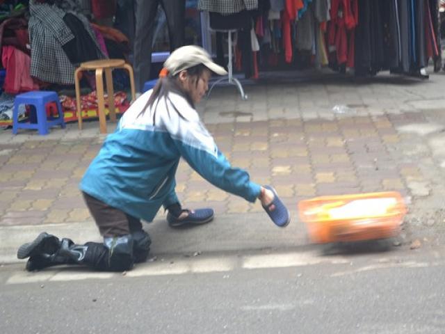 Bạn trẻ - Cuộc sống - Một ngày của cô gái bại liệt bị lợi dụng đi xin tiền