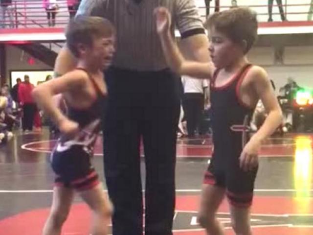 Thể thao - Đấu vật nhí: "Huynh đệ tương tàn" trên sới vật