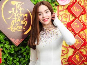 Người mẫu - Hoa hậu - Hồ Ngọc Hà duyên dáng với áo dài truyền thống